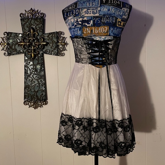 Size 5 dress - Picture 2 of 3